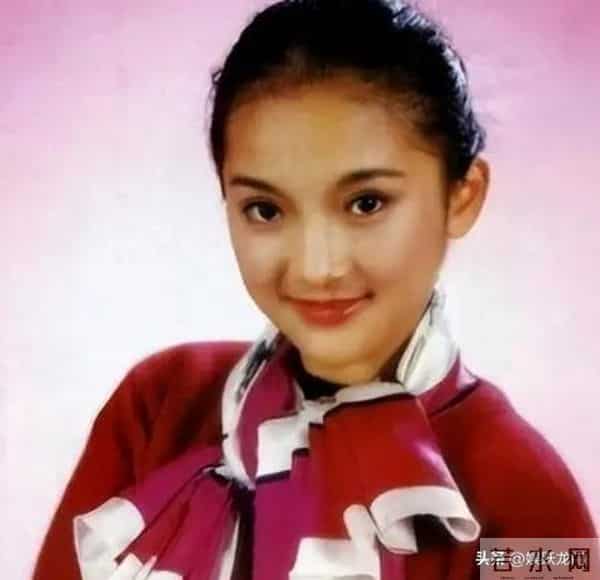 年过50岁的周迅一头白发，无儿无女成为了这辈子最大的遗憾！