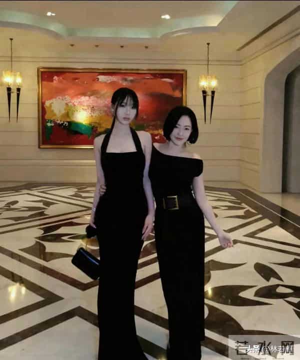 小S大女儿Elly晒自拍照，穿抹胸短裙，身材火辣，网友：像小S