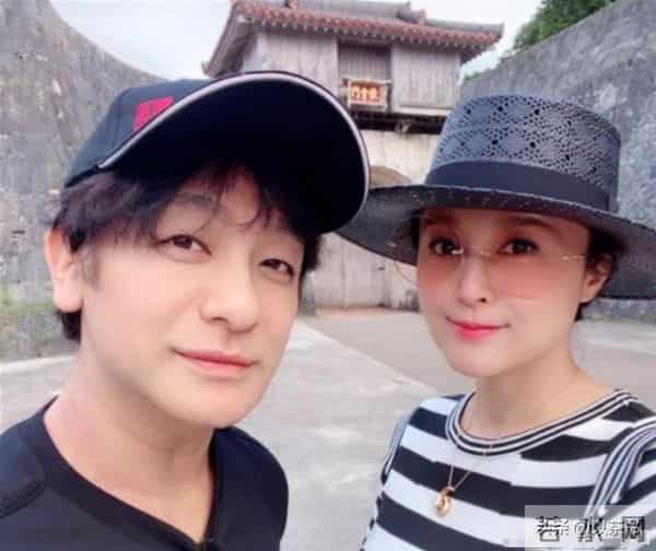 54岁藤原纪香风韵犹存很迷人，有过2段姐弟恋婚姻，无儿女成遗憾