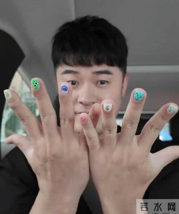 陈赫前妻在沙特庆生，39岁许婧穿露背装好辣，外籍老公185有胸肌