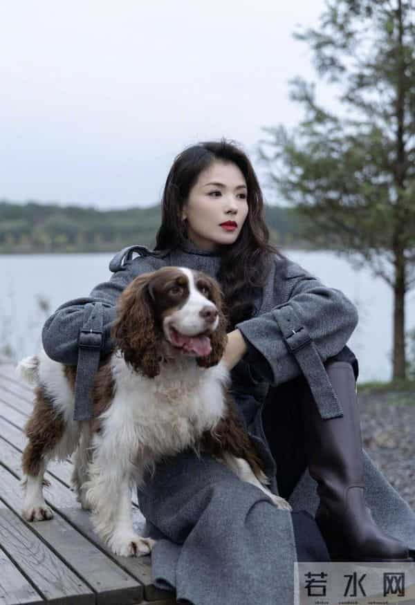 看了刘涛的穿搭，我悟了：大衣不配半身裙、小白鞋，才更时髦高级