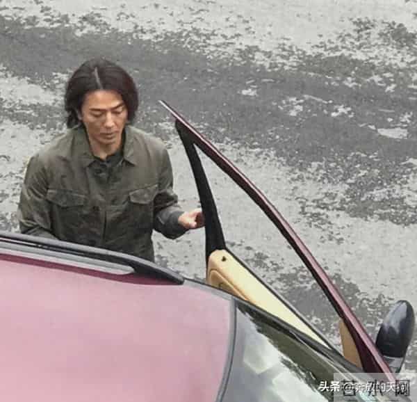 54岁郑伊健现身片场，一头标志长发抢眼，“美人迟暮”引热议