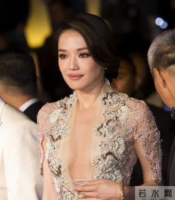 红毯上争相斗艳，娱乐圈女星打着为艺术献身的幌子，该遮一遮了！