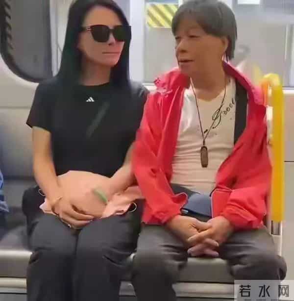 77岁梁小龙和妻子在深圳坐地铁，表情好像没睡醒，看起来没精