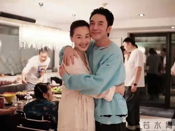 林依轮给长子庆生，26岁林子濠帅得像混血，西华蹲地照顾86岁婆婆