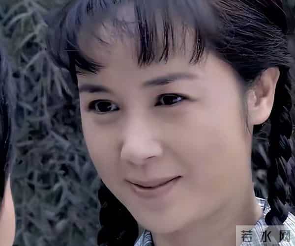 59岁蒋雯丽现状,定居英国,又瘦又老,网友惋惜:一代女神也老了