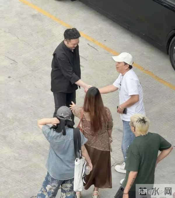 51岁黄渤在广东佛山买家具他穿着一身简单的服装个子看起来挺矮的