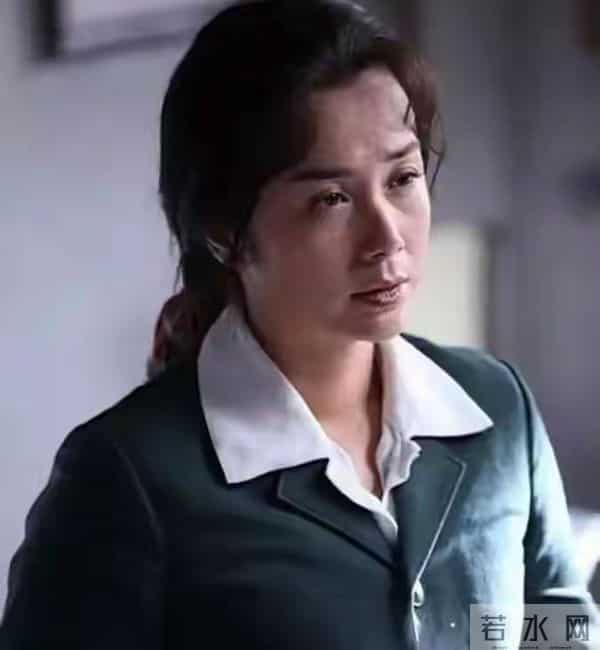 59岁蒋雯丽现状,定居英国,又瘦又老,网友惋惜:一代女神也老了