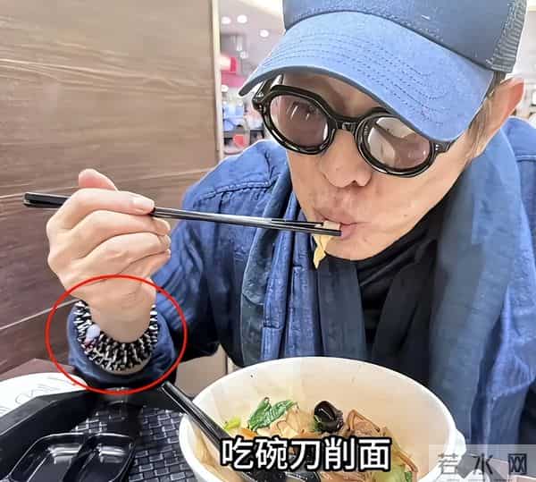 62岁李连杰豪宅游泳，脱光上衣自证清白，大腹便便并无刀疤