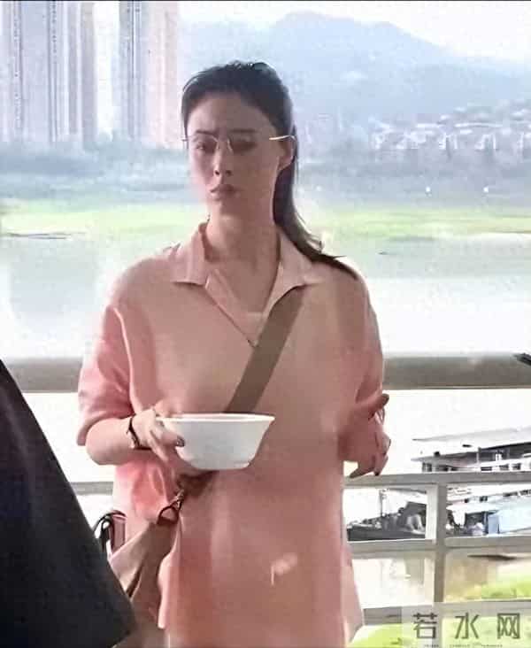 42岁蒋欣在重庆炸街！一眼望去瘦到脱相，华妃娘娘变化太大了吧