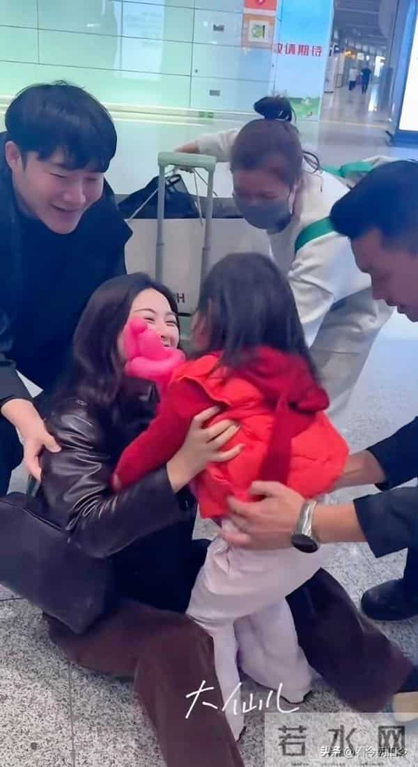 朱珠被4岁女儿扑倒,瘫坐地上笑得见牙不见眼,3名助理才扶起来。