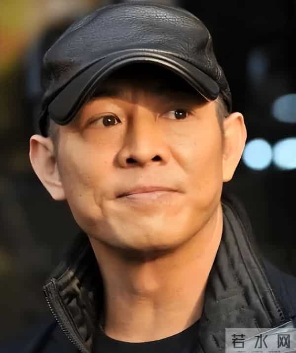 62岁李连杰豪宅游泳，脱光上衣自证清白，大腹便便并无刀疤