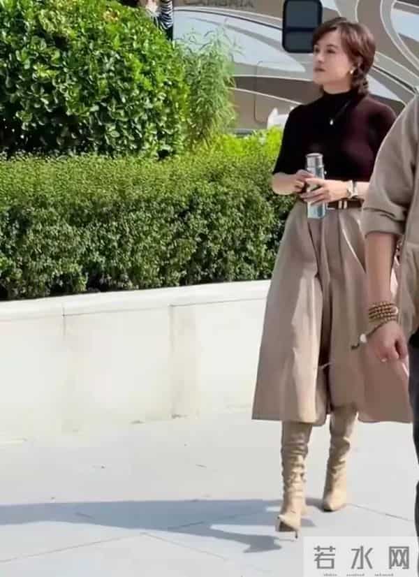 43岁孙俪上班被偶遇，打扮好知性，身材真的很好，手里拿着保温杯