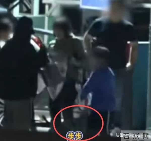 刘诗诗6岁儿子步步被嘲‘魔丸’,打架扯开躺地撒泼,用腿绊妈妈