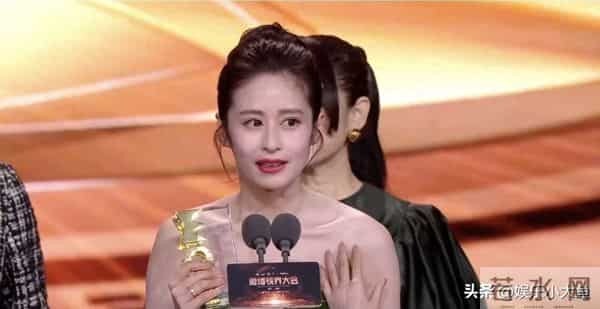 恭喜颖儿获得年度风尚演员奖，站上领奖台那一刻，整个人都在发光