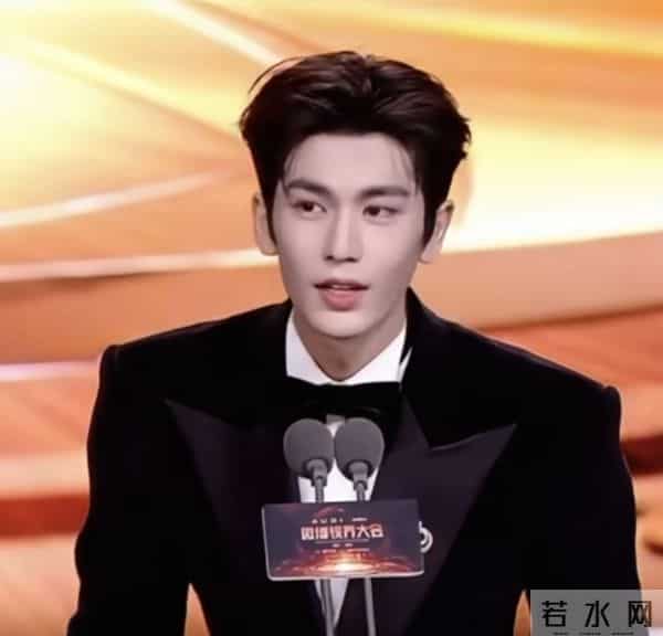 王格格直播感叹张凌赫是她现实中见过最帅的男人！不敢和他对视