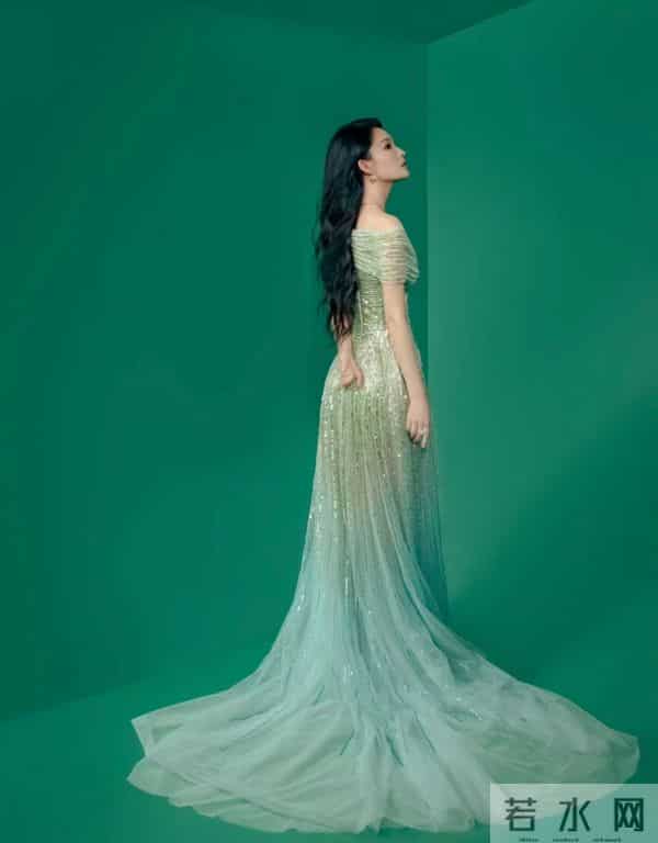 陈可辛吴君如19岁女儿参加巴黎名媛舞会，张艺谋女儿等人也参加过