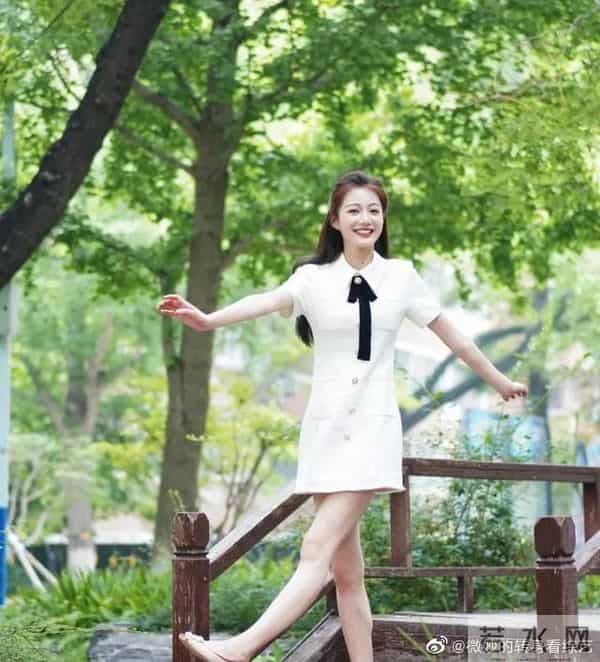 中传校花冯琳当主持人啦！不愧是最美领读员 这颜值不比明星差