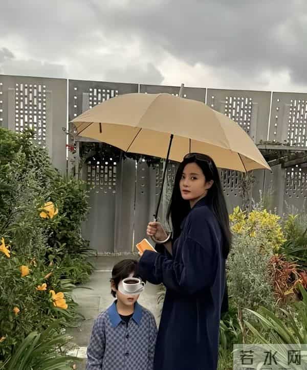 狗仔拍刘诗诗聚餐失控：拉不住发火的魔丸差点绊倒，明星也狼狈