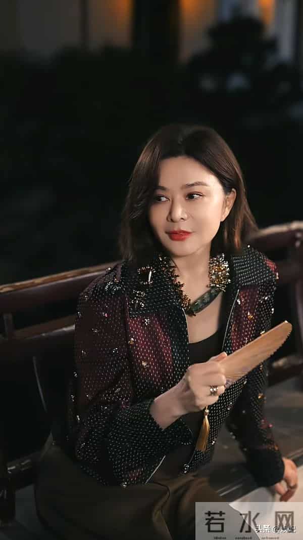 63岁关之琳染发新造型：短款外套+阔腿裤，减龄又高级，美得像39