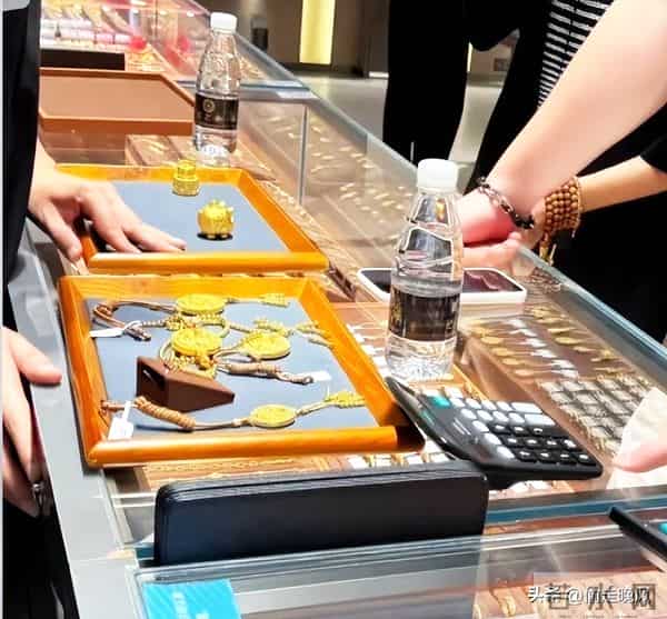 佟丽娅深圳扫金，素颜逛水贝买黄金，穿百元T恤，付款不手软