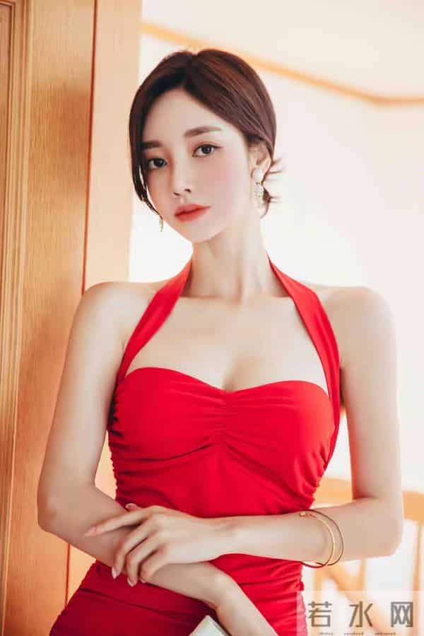 孙允珠，红色火辣抹胸包臀裙，性感的身材十分诱人！