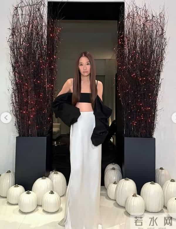 76岁王薇薇出席时尚大奖又豁出去!一小块黑布条当上衣,嫩如少女