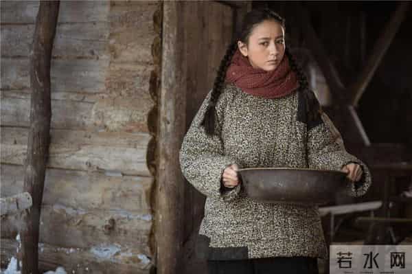 佟丽娅在深圳扫购黄金！头发稀少假发明显，满胳膊黄金手串太吸睛