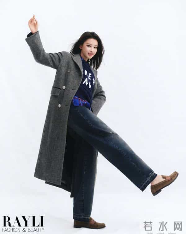 孙怡11月份封面写真，丝袜高跟穿搭个性又迷人