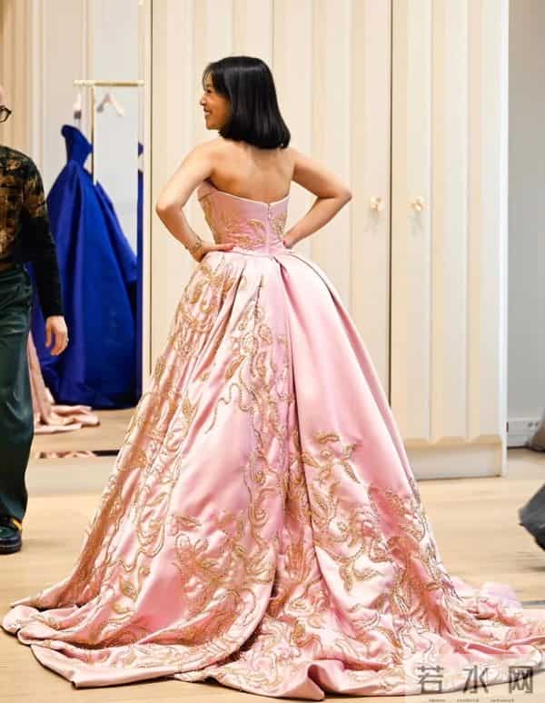 陈可辛吴君如19岁女儿参加巴黎名媛舞会，张艺谋女儿等人也参加过