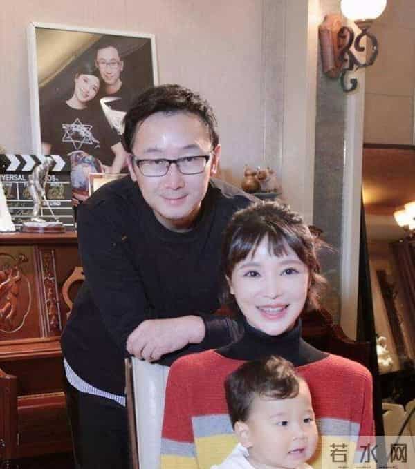 央视主持人胡蝶：31岁嫁大12岁陆川，婚后长期分居生下一儿一女