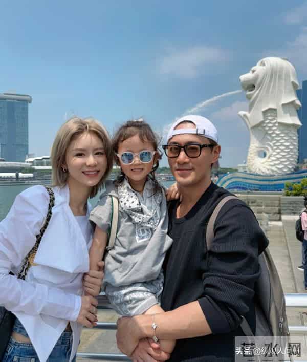 林峯上海演唱会，和张馨月贴脸搂抱亲密，舞台上疯狂顶胯被骂惨