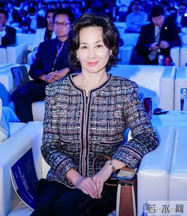 何超琼近况曝光，生图满头白发还有老年斑，和澳门大会判若两人