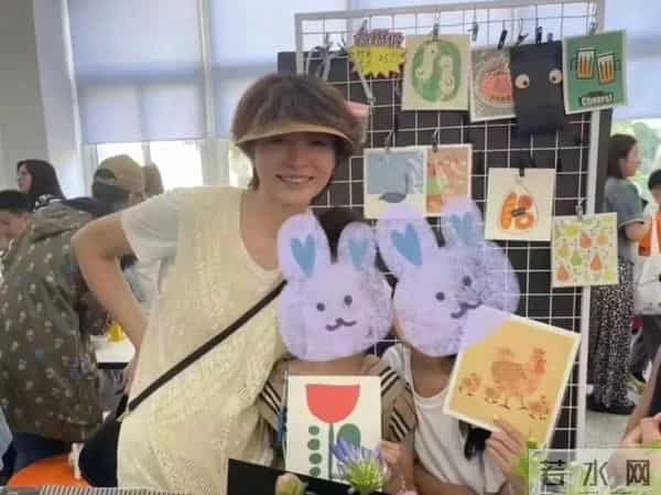 董卿与儿子现身南通，体态不错气色好，一点不像奔五的人