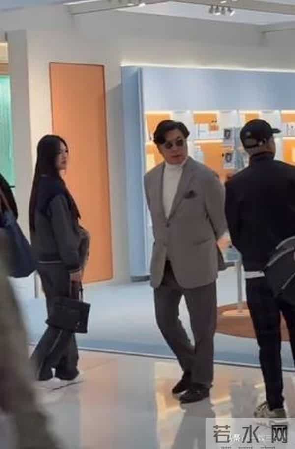 李湘胖到弯不下脖子，机场罕用便宜货，被人搭话她不理还嘲讽冷哼