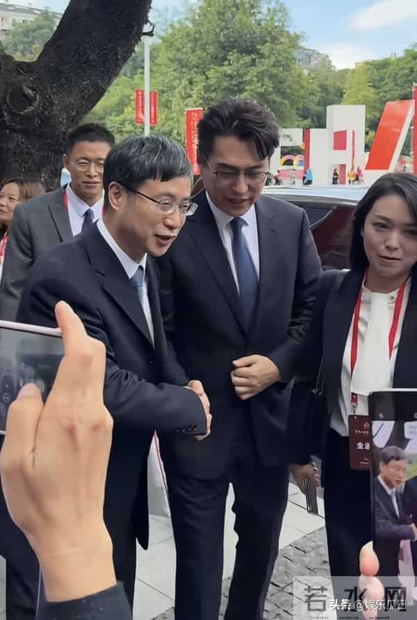 网友重庆偶遇靳东 着西装很绅士 本人大长腿 超帅气 连眼角褶子都迷人