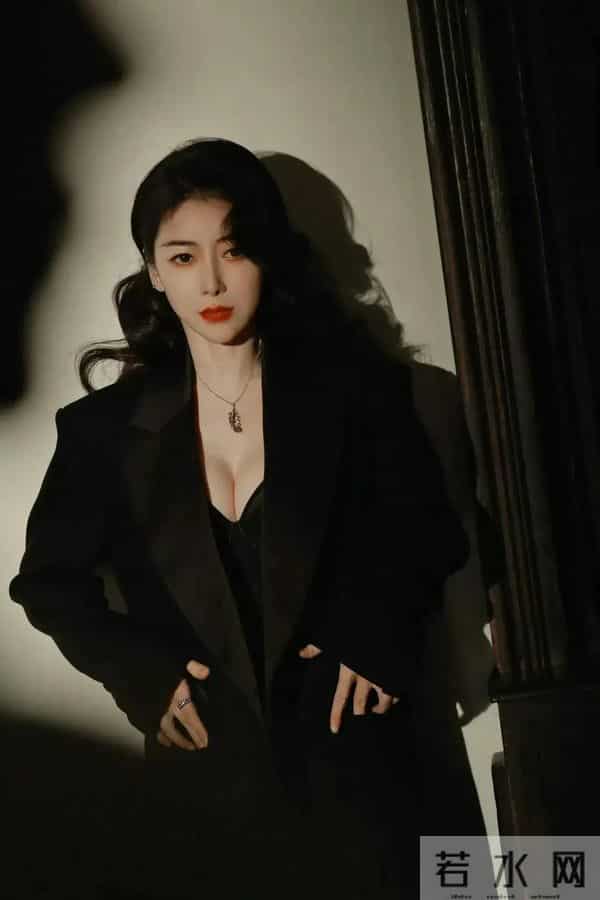 陈紫函身穿黑色长款外套搭开衩连衣裙，身材有料很是性感撩人