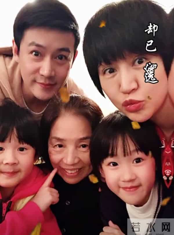 陆毅一家家庭聚会,鲍蕾挨着婆婆坐气场很强,陆妈妈看着好年轻