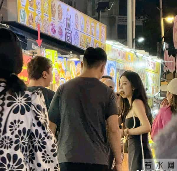 王思聪和朋友在吉隆坡吃大排档，他身穿灰色T恤长裤，穿着很低调