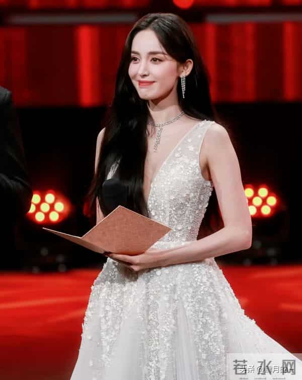 娜扎穿衣太妖娆,胸前开叉到肚脐,最后却学热巴用手紧紧捂住