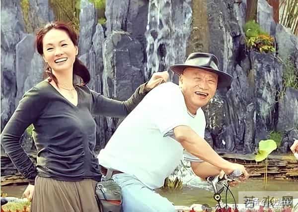 凌峰近况：和新老婆合照曝光，女方不是贺顺顺，80岁依旧宝刀未老