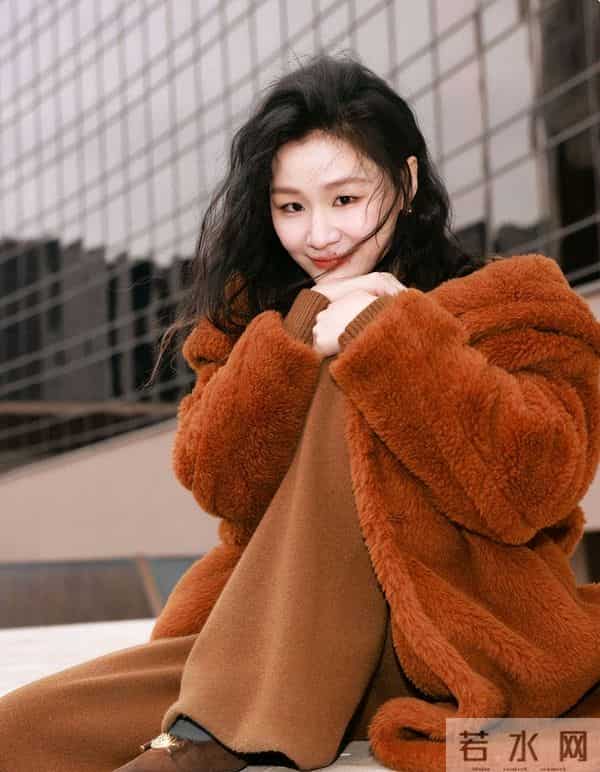 金靖当妈后气质大变！穿棕色毛绒外套+阔腿裤，高级又大气