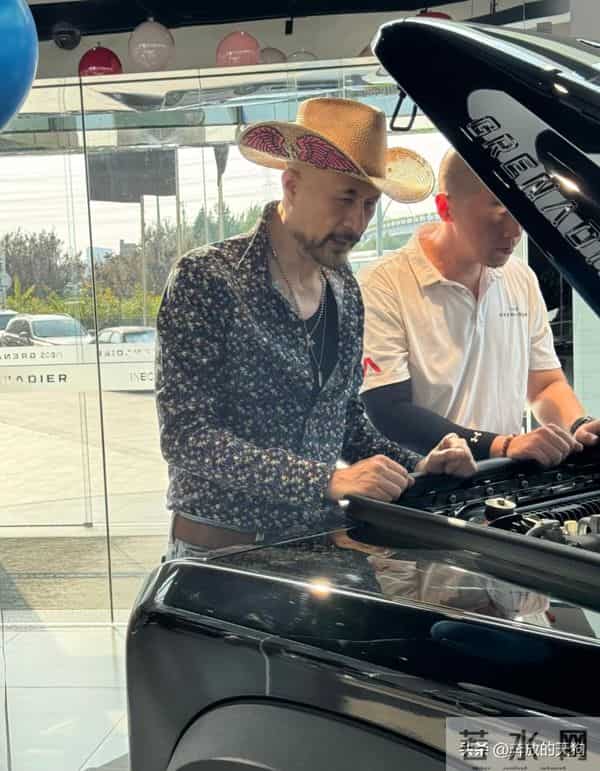 64岁徐锦江现身北京，购买价值90万元越野车，打扮像美国西部牛仔