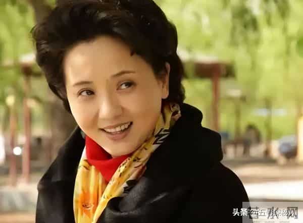 不拍吻戏，不嫁豪门，30岁自毁前程演妈妈，丈夫是她叛逆的后盾