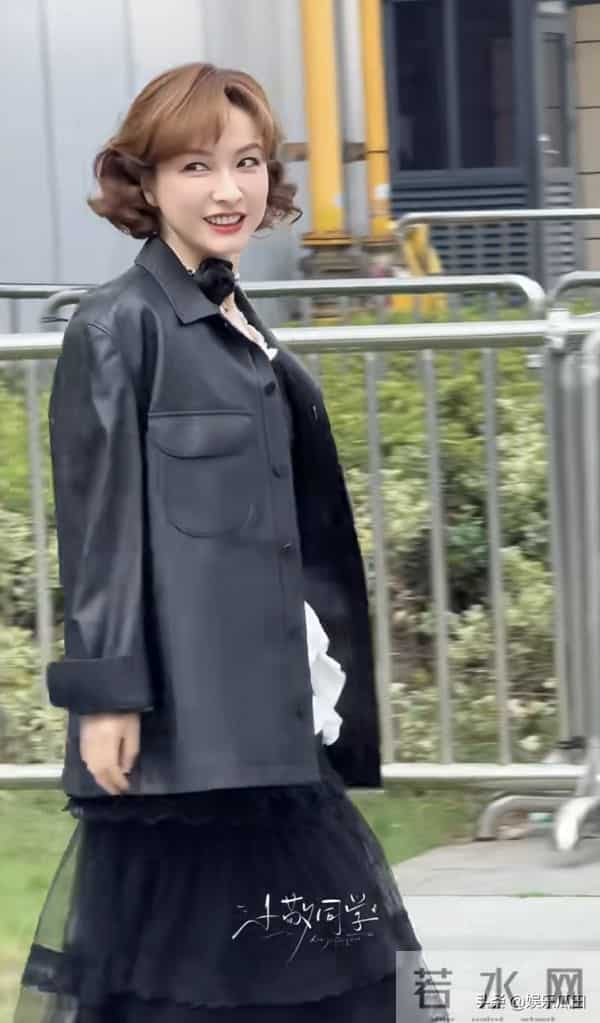 吴昕今日上班路透,皮衣黑裙配小卷发,造型好洋气,越来越美了