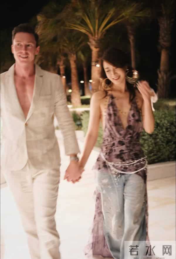 陈赫前妻沙特过39岁生日，许婧和老公漫步秀身材，男方185有胸肌