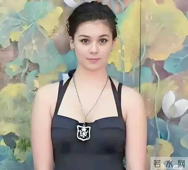 张铁林的34岁女儿张月亮，中英美波四国混血，确实好看