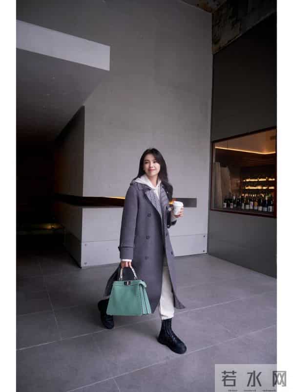 看了刘涛的穿搭，我悟了：大衣不配半身裙、小白鞋，才更时髦高级