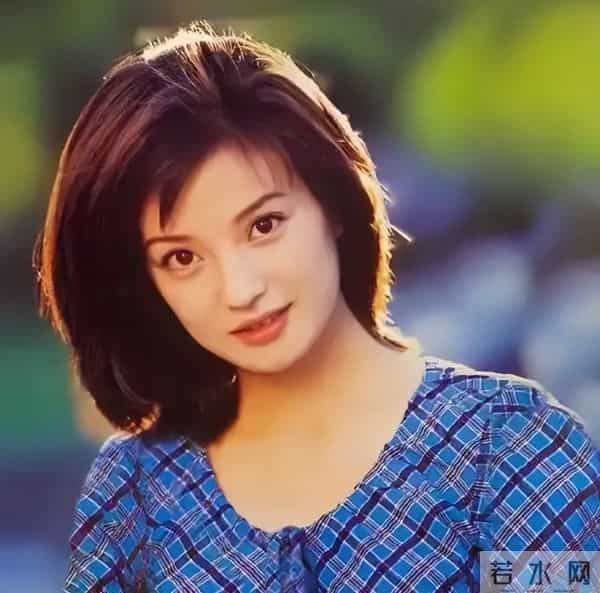 面相又变了！50岁赵薇近照曝光，婚礼上用心打扮，却走不了回头路