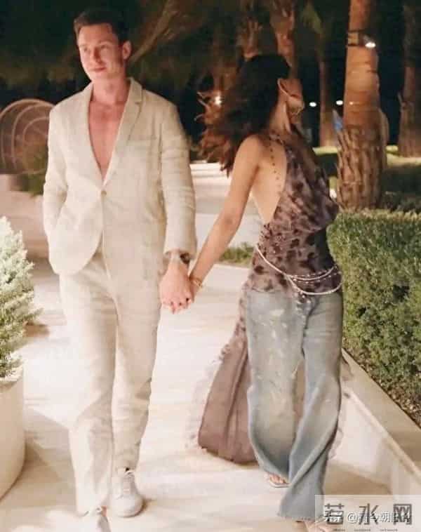 陈赫前妻许婧在沙特过生日，穿露背装身材好辣，外籍老公还有胸肌